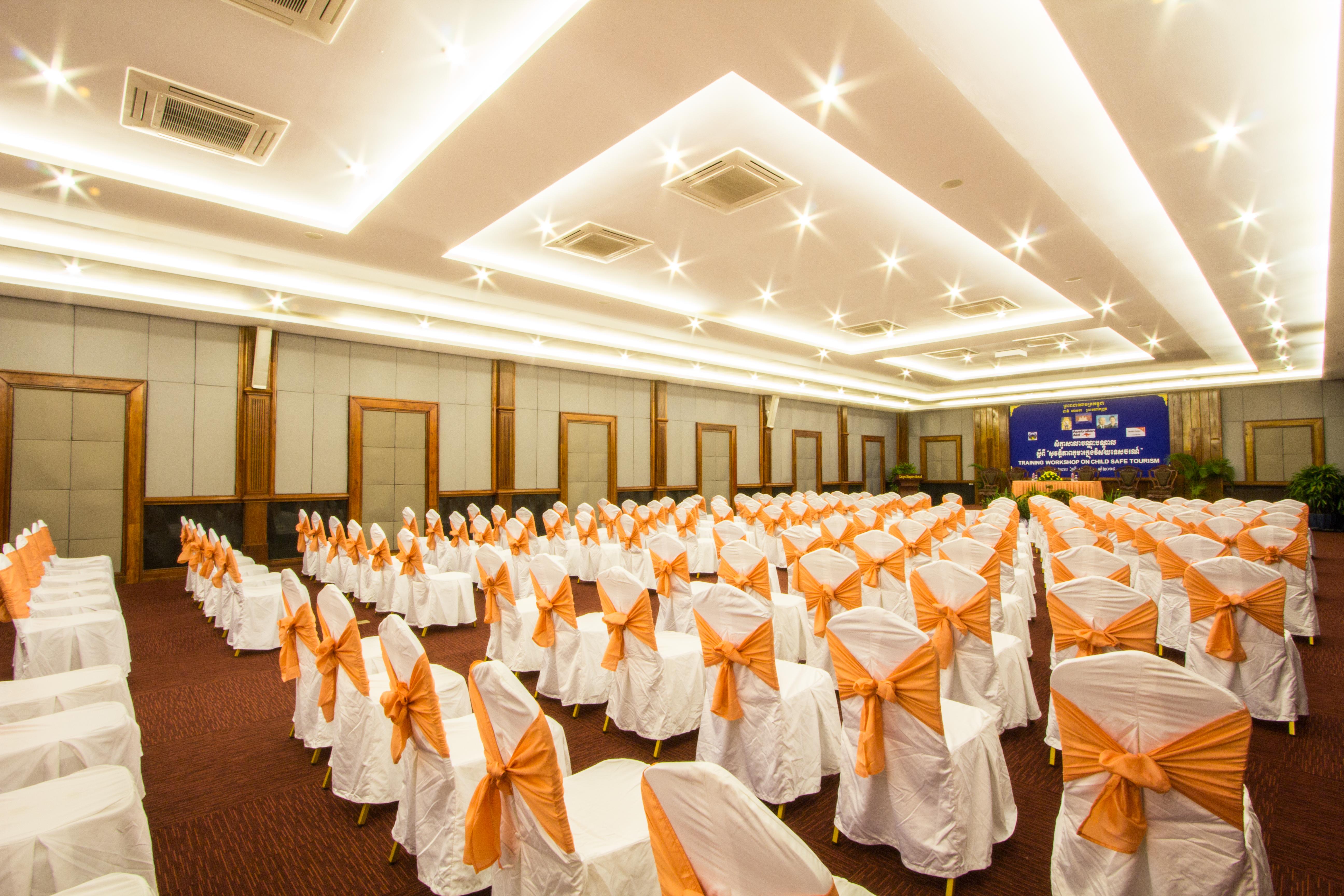 Royal Empire Premium Hotel Siem Reap Exterior foto